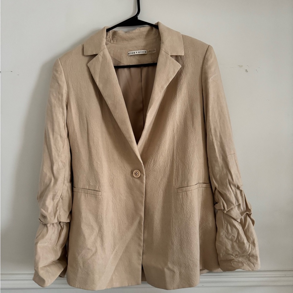 Alice + Olivia Tan / Cream Ruched Sleeve Blazer